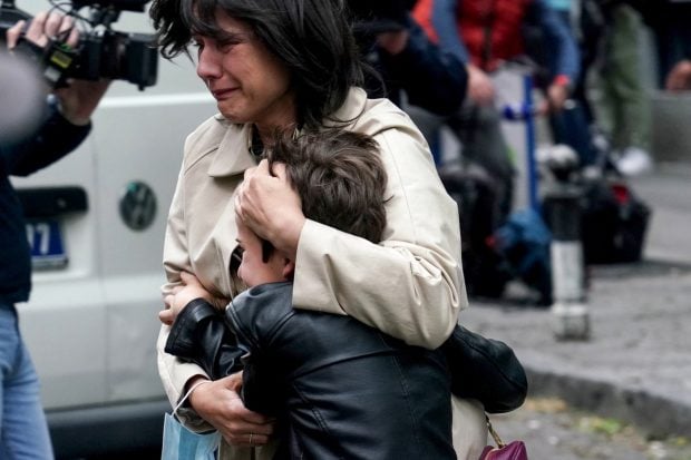 „Mi-a omorât doi prieteni. M-am întins peste ei, să creadă că sunt moartă”. Mărturia unor copii care au supraviețuit atacului de la școala din Belgrad