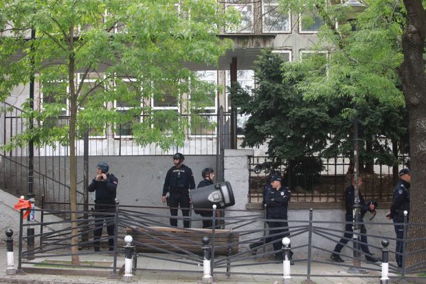 Sârbii care dețin ilegal arme au o lună la dispoziție să le predea fără consecințe penale, au decis autoritățile după recentele atacuri armate