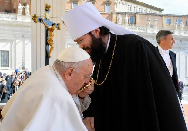 Papa Francisc s-a întâlnit cu un oficial de la vârful Bisericii Ruse după declarațiile despre „misiunea” de pace care au surprins Moscova și Kiev