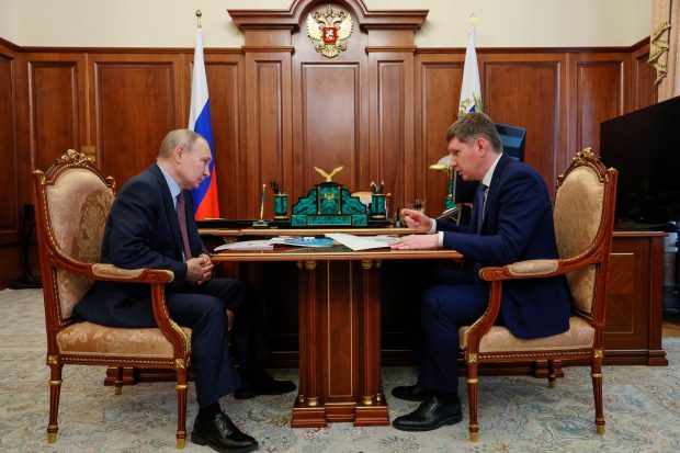 Vladimir Putin a revenit în biroul de la Kremlin, în prima apariție după atacul cu drone asupra Kremlinului. Ce imagini au fost transmise la TV