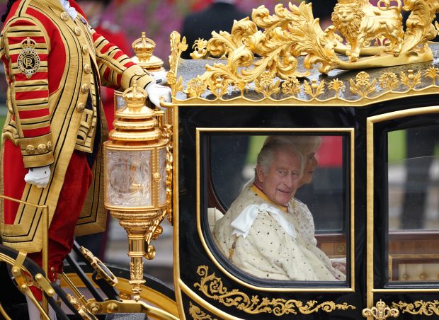 Primele imagini cu Regele Charles, în drum spre Westminster Abbey, unde are loc încoronarea