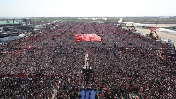 Cel puțin 1,7 milioane de turci au ieșit în stradă pentru a-și manifesta susținerea pentru Erdogan, cu o săptămână înainte de alegeri