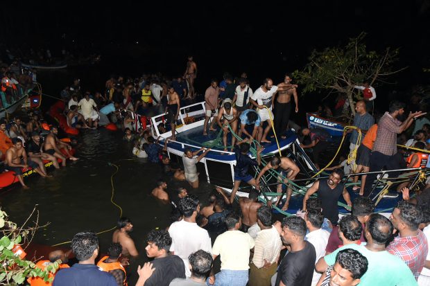 Cel puțin 21 de morți, între care patru copii, după ce o barcă supraîncărcată cu turiști s-a răsturnat, în India