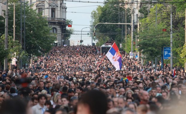 Protest de amploare în Serbia împotriva violenței, în urma celor două atacuri armate
