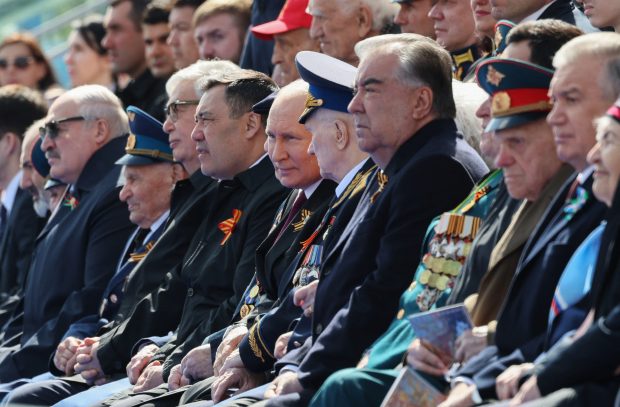 Cine sunt „veteranii” care au stat alături de Putin la parada de Ziua Victoriei: foști agenți secreți sovietici și nu soldați din cel de-al Doilea Război Mondial