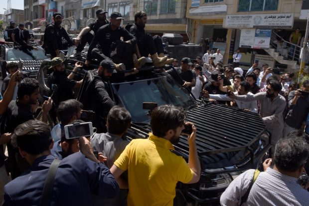 Fostul premier pakistanez Imran Khan, arestat de zeci de mascați în fața unui tribunal din Islamabad