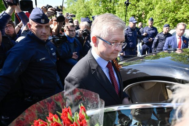 Ambasadorul rus în Polonia, stropit cu vopsea roșie pe față pentru al doilea an la rând, când voia să depună flori la mausoleul sovietic din Varşovia