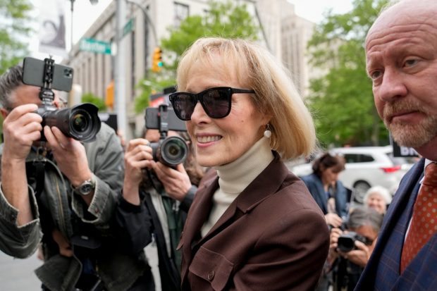 Donald Trump, găsit vinovat în procesul în care e acuzat că a abuzat-o sexual pe scriitoarea E. Jean Carroll. Fostul președinte trebuie să îi plătească daune de 5 milioane de dolari