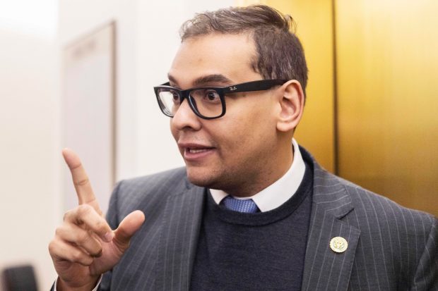 Republicanul George Santos, ales în Congresul SUA, a fost arestat pentru fraudă și spălare de bani
