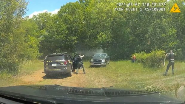 Un american dă în judecată poliția din Carolina de Sud după ce patru agenți au tras asupra sa de 47 de ori. „Au venit ca niște pistolari”