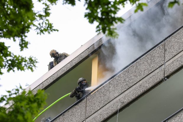 Explozie provocată de un bărbat într-un bloc din Germania. Cel puțin 12 pompieri și polițiștii au fost răniți