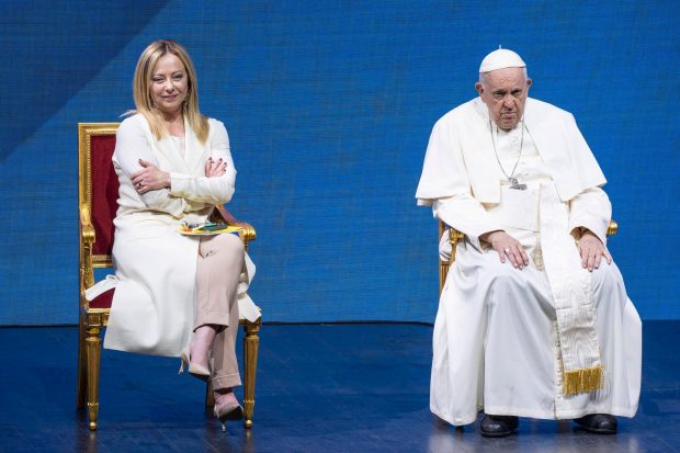 Papa Francisc critică dur „piața liberă sălbatică” și afirmă, stând chiar lângă premierul Meloni, că în Italia doar bogații își mai permit să aibă copii