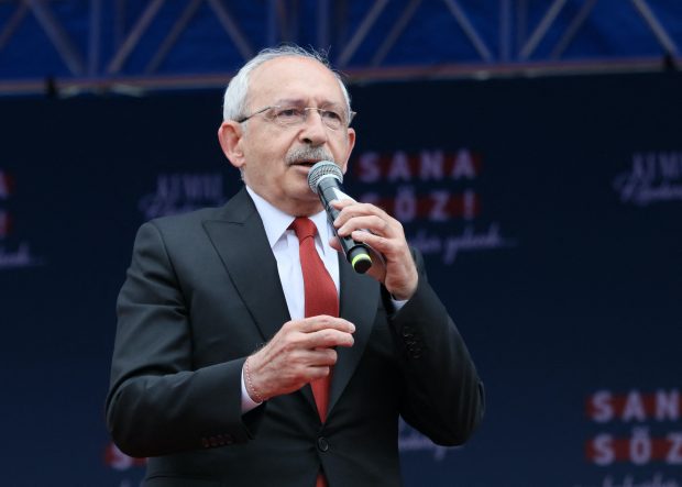 Kemal Kilicdaroglu, contracandidatul lui Erdogan, a purtat vestă antiglonț la un miting electoral, de teama unui atac