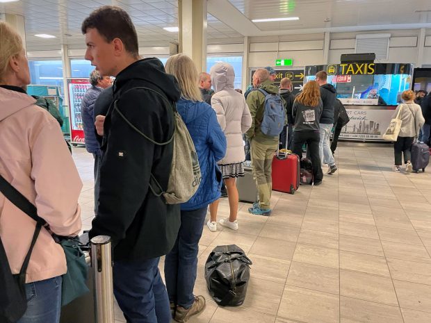 Aeroportul Gatwick, nevoit să se închidă aproape o oră din cauza unei „drone suspecte”. Câte zboruri au fost afectate