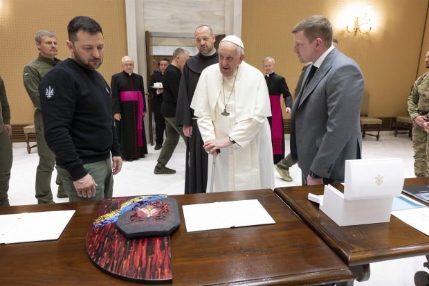 Volodimir Zelenski i-a dăruit Papei Francisc, în cadrul vizitei la Vatican, o icoană pictată pe o vestă antiglonț
