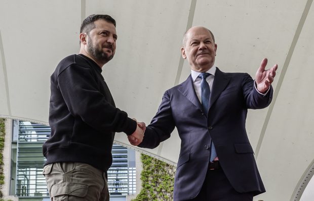 Zelenski îi cere lui Scholz să sprijine livrarea de avioane de luptă și dă asigurări că Ucraina nu atacă teritoriul rus: „Nu avem nici timpul, nici forţa”
