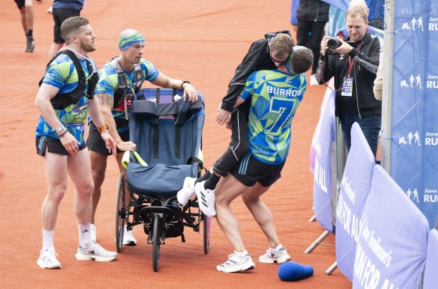 Momentul emoționant în care fostul mare jucător englez de rugby Rob Burrow, diagnosticat cu MND, este purtat pe brațe pe linia de sosire a maratonului din Leeds