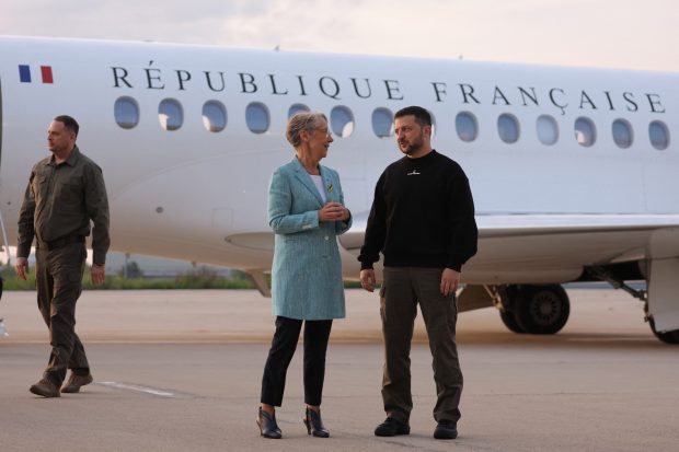 Volodimir Zelenski a ajuns la Paris, pentru o întâlnire cu Macron. „Legăturile cu Europa devin tot mai puternice”, a transmis liderul ucrainean, la aterizare