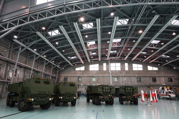 Polonia a primit primul lot de lansatoare de rachete HIMARS de fabricaţie americană, pe care îl va desfășura în apropierea graniței cu Rusia