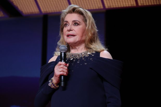Imagine Stire Cum a apărut Catherine Deneuve pe covorul roșu de la Cannes 2026. La 82 de ani a atras toate privirile | 2review.ro