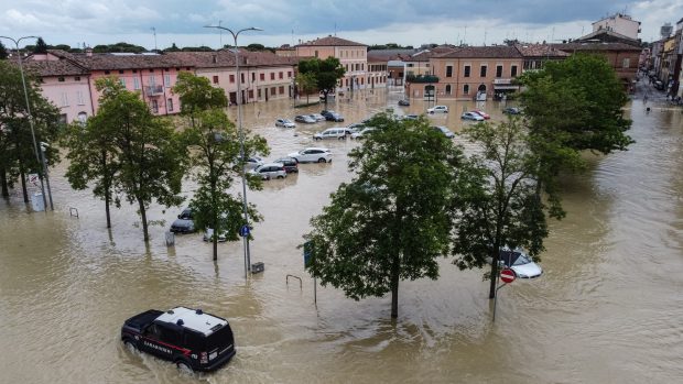 23 de râuri ieșite din matcă, 280 de alunecări de teren, 400 de drumuri blocate și 20.000 de oameni evacuați, în nordul inundat al Italiei