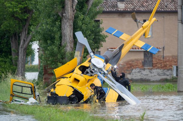 Elicopter prăbușit în nordul Italiei, în timpul intervenției în zonele afectate de inundații. Patru persoane au fost rănite