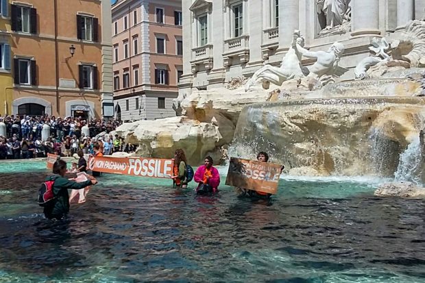 Mai mulți activiști de mediu au înnegrit apa din Fontana di Trevi în cadrul unui protest