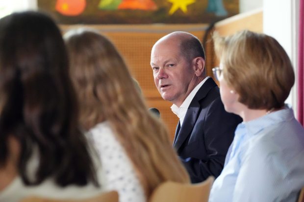Ce a răspuns Olaf Scholz unui elev care l-a întrebat dacă preferă ca Biden sau Trump să câștige un nou mandat la Casa Albă