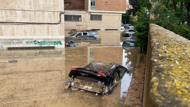 Inundații pe coasta mediteraneană a Spaniei. Imagini dramatice din Murcia cu apele care iau un cărucior cu tot cu copil