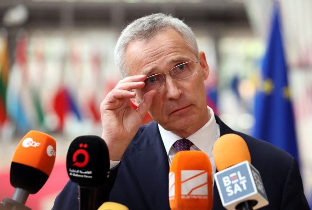 Jens Stoltenberg: Antrenarea piloţilor ucraineni pe avioanele de luptă F-16 nu transformă NATO într-o parte implicată în război