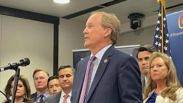 Procurorul general din Texas, pus sub acuzare de Camera Reprezentanților pentru mită și abuz de încredere. În 2020, Ken Paxton ceruse anularea victoriei lui Biden asupra lui Trump