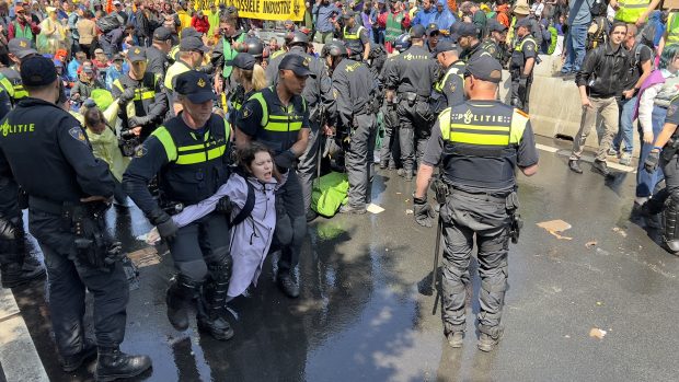 1.500 de activiști climatici au fost arestați la Haga, după ce au blocat o autostradă. Poliția a reținut inclusiv o vedetă din Game of Thrones