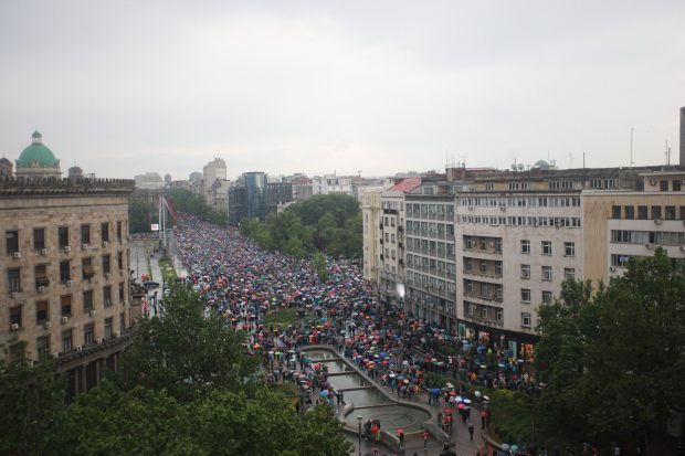 Un nou protest împotriva violenței armate, la Belgrad, cu zeci de mii de manifestanți. Ce au cerut participanții