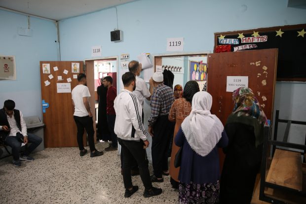 Alegeri în Turcia: Opoziţia acuză un atac asupra observatorilor săi din provincia Sanliurfa, care ar fi fost bătuți și s-ar fi ales cu telefoanele sparte