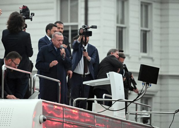 Erdogan și-a început discursul victoriei cântând, pe un autocar, în mijlocul susținătorilor. „La revedere, Kemal”