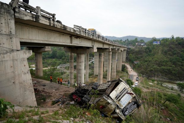Zeci de morți și de răniți, după ce un autocar cu pelerini hinduși a căzut într-o prăpastie, în India