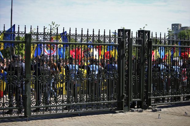 Cinci persoane, amendate pentru agresarea lui Ludovic Orban și Csoma Botond la protestul AUR. Jandarmeria a sesizat procurorii