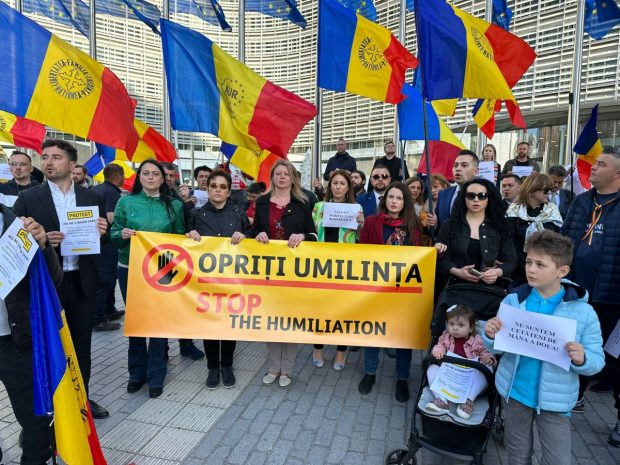 Protest AUR la sediul Comisiei Europene din Bruxelles după refuzarea României în Schengen