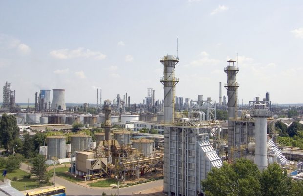 Unul dintre muncitorii răniți în incendiul de la rafinăria Petrobrazi a murit la spital. Altul rămâne internat