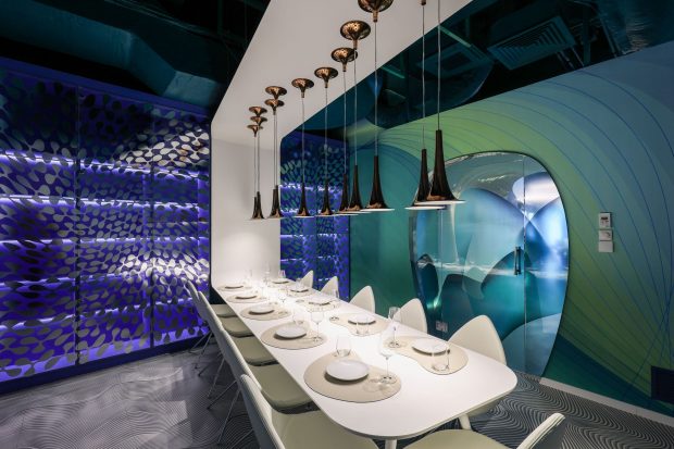 Restaurantul Raionul de Pește din Floreasca se redeschide cu un nou concept de design interior semnat de Karim Rashid