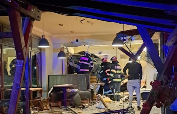 Un șofer de 19 ani a ajuns cu mașina în mijlocul unui restaurant din județul Cluj