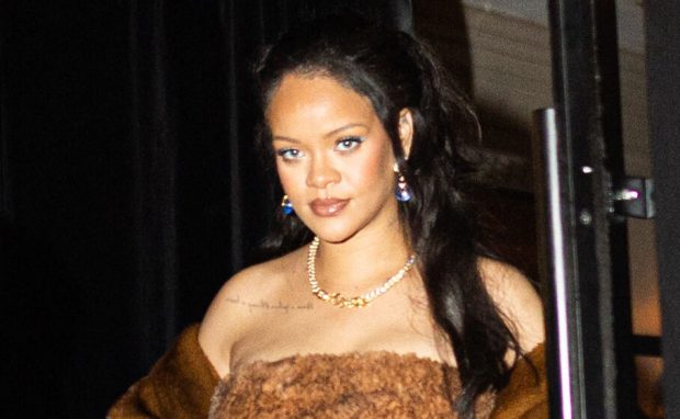 Rihanna, apariție incendiară înainte de a deveni mamă. A pozat fără sutien și într-o pereche de bikini minusculi: „Îmbrățișând maternitatea”