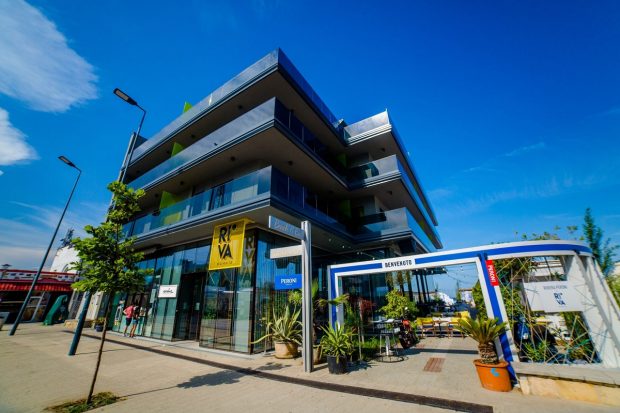 27 de oameni evacuați noaptea dintr-un aparthotel din Mamaia, unde s-a declanșat alarma de incendiu