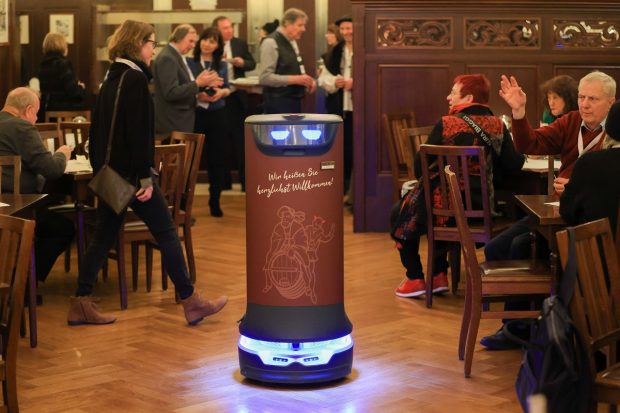 Chelneri-roboți în hotelurile și restaurantele din Balcic, în Bulgaria: „Vorbesc bulgară, iau comenzi, servesc”