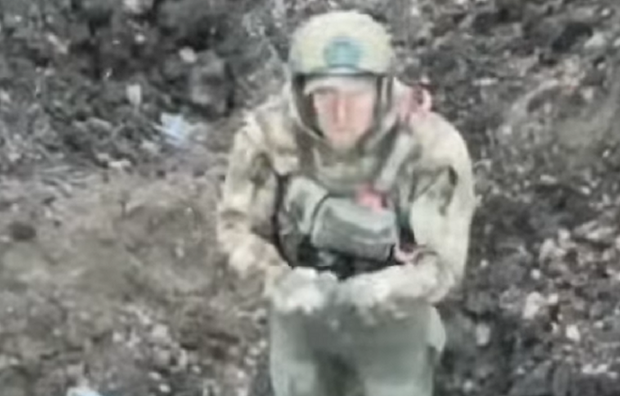 Soldatul rus capturat cu drona de ucraineni a povestit cum a scăpat cu viață din tranșeele unde doi camarazi răniți și-au luat viața, știind că nu îi salvează nimeni