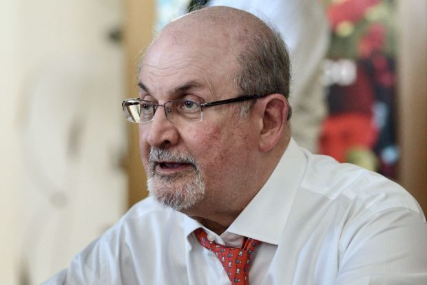 Scriitorul Salman Rushdie, înjunghiat vara trecută la New York, avertizează că libertatea de exprimare este amenințată în Occident