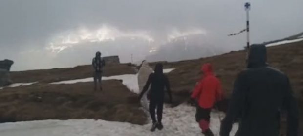 Patru turiști echipați necorespunzător, inclusiv o femeie care născuse de câteva zile, salvați de pe creasta muntelui spre Vârful Omu
