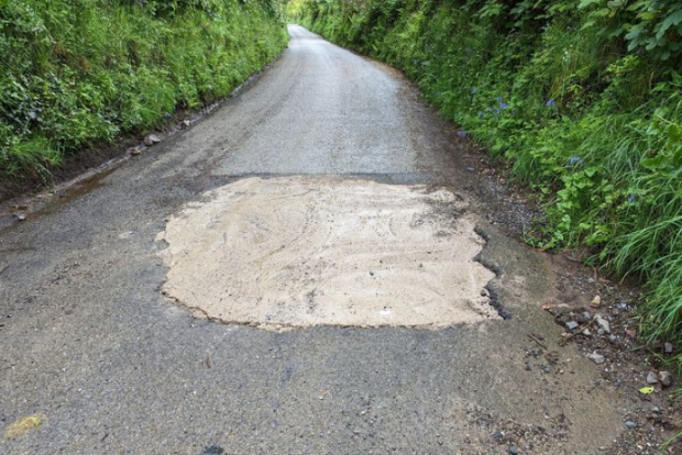 Consiliul Local a închis drumul, după ce un localnic supărat l-a reparat, peste noapte, în Marea Britanie!