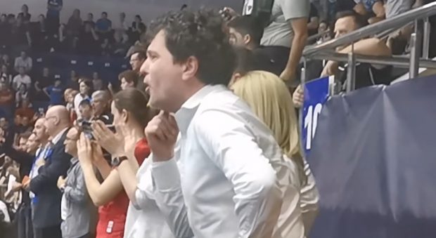 VIDEO. Nicușor Dan, filmat în timp ce huiduie la meciul de handbal pierdut de CSM București în Liga Campionilor