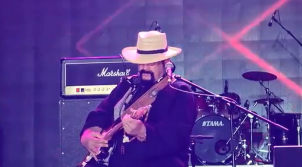 Actorul Steven Seagal, prieten al lui Vladimir Putin și susținător al invaziei ruse, a cântat la „Festivalul Internațional de Cântece Antifasciste” de la Samara